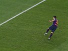Luis Suárez z Barcelony (vpravo) z penalty pekonává brankáe Realu Madrid...