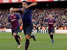 Luis Suárez z Barcelony (v popedí) utíká slavit promnný pokutový kop v...