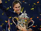 výcarský tenista Roger Federer pózuje s trofejí pro vítze turnaje v Basileji.