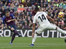 Barcelonský záloník Arthur (vlevo) pálí na branku Realu Madrid, jeho pokus se...