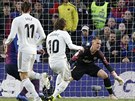 Luka Modri z Realu Madrid (s íslem 10) se snaí pekonat brankáe Barcelony...