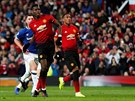 Paul Pogba z Manchesteru United dává gól do sít  Evertonu.