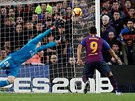 Luis Suárez z Barcelony (s íslem 9) podruhé v utkání pekonává brankáe Realu...