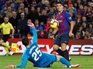 Luis Suárez z Barcelony (elem) potetí pekonává brankáe Realu Madrid...