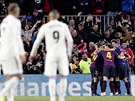 Fotbalisté Barcelony se radují z gólu ped zraky potupených soupe z Realu...