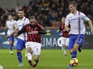 Gonzalo Higuaín z AC Milán (uprosted) pálí na branku Sampdorie.