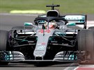 Britský pilot stáje Mercedes Lewis Hamilton se se svým vozem ítí po trati...
