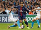 Nemyar z PSG (druhý zleva) se snaí uhájit mí proti pesile hrá Marseille.