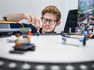 Hlavní designér LEGO City Andrew Coghill si s kostkami dánského výrobce hraje...