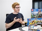 Hlavní designér LEGO City Andrew Coghill si s kostkami dánského výrobce hraje...