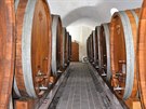 Víno zraje v dubových sudech pímo ve sklepech jednotlivých opatství.