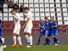 Olomoutí fotbalisté oslavují gól v utkání proti Zlínu