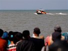 Záchranái pátrají po peivích i troskách letounu aerolinek Lion Air JT610 ,...