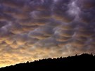 Mammata jsou zvlátní oblaka ve spodní ásti boukového mraku