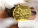 Zlaté pamětní mince s motivy národních symbolů.