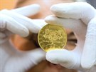 Zlaté pamtní mince s motivy národních symbol.