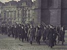 První eská milice se ubírá do Vrovic. (29. íjna 1918)