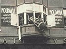 Sejmutí rakouské orlice z jednoho z praských dom (28. íjna 1918)
