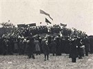 Shromádní obyvatel s transparenty a prapory na Bílé hoe (3. listopadu 1918)