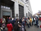 Lidé ekají ve front u budovy NB v centru Prahy, aby si mohli vymnit...