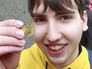 Mladý mu ukazuje erstv získanou dvacetikorunovou minci, kterou NB vydala ke...