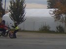 Agresivní motorká srazil policistku ve slub