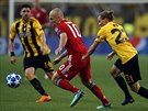 Záloníka Bayernu Mnichov Arjena Robbena stíhá v utkání fotbalové Ligy mistr...