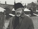 Jan Werich u Karlova mostu na konci 60. let