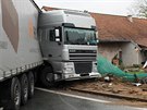 Nehoda kamionu, jeho idi nezvldl sjezd zatkami v obci Rohovldova Bl na...