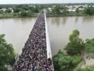 Karavana migrant na most mezi Guatemalou a Mexikem (19. jna 2018)