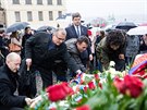 Politici TOP 09 a jejich příznivci na Pražském hradě pokládají květiny k soše...