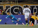 Guillaume Hoarau z Young Boys Bern stílí gól z penaly v utkání Ligy mistr...