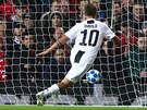 Paulo Dybala z Juventusu stílí gól Manchesteru United v utkání Ligy mistr.
