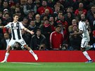 Paulo Dybala z Juventusu (vlevo) slaví gól na Old Trafford proti domácímu...