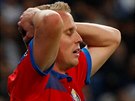 Plzeský obránce David Limberský se drí za hlavu poté, co na Realu Madrid v...
