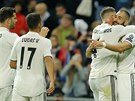 Nacho, Lucas Vazquez a Sergio Ramos se radují a gratulují stelci první branky...