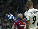 Karim Benzema z Realu a plzeský kapitán Roman Hubník v utkání Ligy mistr.