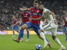Karim Benzema se probijí pes plzeského obránce Lukáe Hejdu v utkání Ligy...