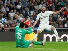 Plzeský branká Ale Hruka zasahuje proti Karimu Benzemovi z Realu Madrid.