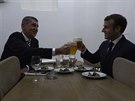 Nahlédli pod pokliky a pak si Macron a Babi pipili pivem