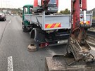 U n�jezdu na Barrandovsk� most se n�kladn�mu autu utrhlo kolo a zas�hlo auto v...