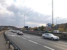 U njezdu na Barrandovsk most se nkladnmu autu utrhlo kolo a zashlo auto v...
