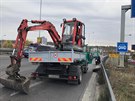 U n�jezdu na Barrandovsk� most se n�kladn�mu autu utrhlo kolo a zas�hlo auto v...