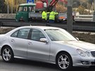 U n�jezdu na Barrandovsk� most se n�kladn�mu autu utrhlo kolo a zas�hlo auto v...