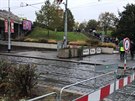 Lidé musí kvli uzavírce silniního mostu vystoupit u stanice metra Vltavská a...
