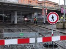 Lidé musí kvli uzavírce silniního mostu vystoupit u stanice metra Vltavská a...