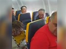 Agresivní pasaér na palub letadla nadával vedle sedící en erné pleti