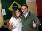 Kandidát na prezidenta Brazílie Jair Bolsonaro s manelkou pi druhém kole...
