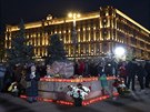 Tisíce lidí pily ped sídlo ruské tajné sluby v Moskv, aby uctily památku...