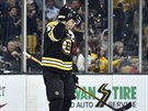 Kapitán Zdeno Chára má radost z gólu za Boston Bruins.